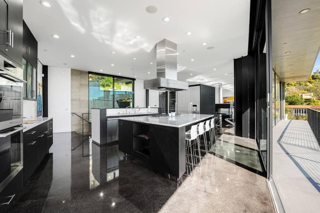 Luxurious Glass Mansion With Pool, Jacuzzi, Sauna Villa